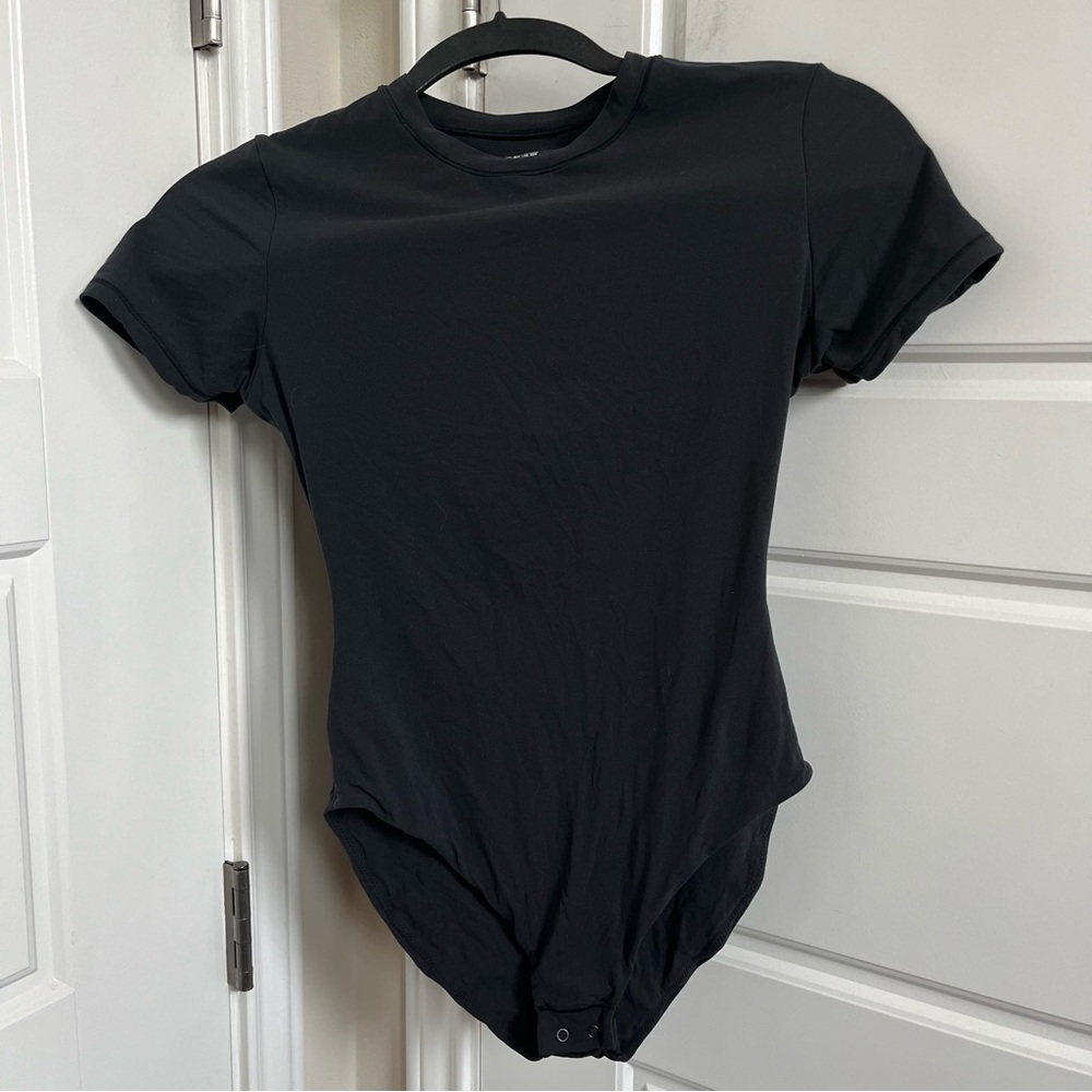 SKIMS Fits Everybody Short Sleeve Bodysuit in Onyx Size Small - Picture 3 of 6